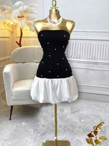 SHEIN Unity Vestido corto de satén, elástico y ceñido, con detalles de perlas, escote hombros descubiertos y contraste de color blanco y negro. Ideal para ocasiones como vacaciones, playa, cumpleaños, bodas, San Valentín, citas, eventos de negocios y fiestas. Nuevo diseño primavera/verano 2025. - Blanco y Negro - Ver 3