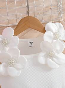Conjunto de 2 piezas: Top de tirantes blanco con flores y cuentas para niñas, con pantalones cortos ajustados de color rosa fucsia. Conjunto de moda para cumpleaños, vacaciones y fiestas en verano