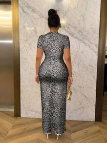 SHEIN SXY 大码女式豹纹深 V 领短袖连衣裙，适合日常穿着、约会、舞会、派对、新年聚会、宴会、鸡尾酒会、风骚、优雅、修身和身体曲线 - 灰色 - 查看 2