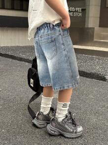 SHEIN 年轻男孩夏季破洞复古水洗撕破宽松蓝色牛仔长短裤，男孩夏季服装日常街头装 - 淺色水洗藍 - 查看 3