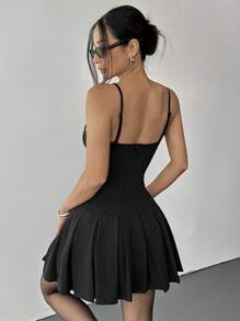 SHEIN Essnce Tenues de festival pour femmes été 2025 : Robe mini à fines bretelles et ourlet plissé noir - Style sirène de bureau, décontracté chic, robe pour rave et concert pour la remise des diplômes, l'aéroport, les tenues d'été bohème chic pour femmes - Noir - Voir 7