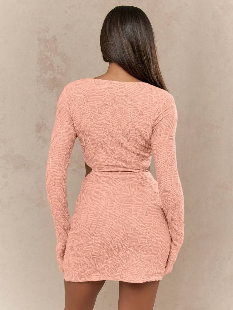 MISSGUIDED Texturiertes, dehnbares Minikleid mit ausgeschnittenen Langärmeln, hohem quadratischen Ausschnitt und gerafften Details, perfekt für Club-Nächte, Dates, Frühlings- und Sommermode