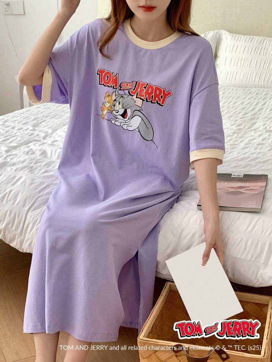 TOM AND JERRY X DAZY Camisón holgado de pijama con estampado gráfico de dibujos animados y bloques de color, Moo Moo - Púrpura malva - Ver 1