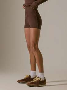 MUSERA 缝线细节修身迷你短裤，度假休闲机场夏季可爱风 - 咖啡棕 - 查看 3