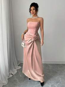 Rafferiza Damen schwarzes bandloses figurbetontes Kleid mit geraffter Taille, Farbblocking und 3D Blumendekor