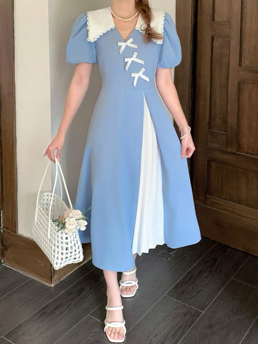 SHEIN Vestido de manga corta media y larga para niñas adolescentes, de color azul y blanco liso, elegante y dulce, con contraste de color, cuello cuadrado grande, encaje de empalme, pequeña decoración en V, lazo, cintura y dobladillo, plisado de color contrastante, elegante y brillante, adecuado para verano, fiesta, viajes, trabajo. - Azul y blanco - Ver 1