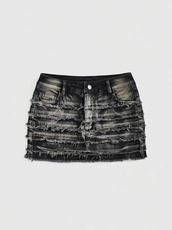 Grunge Punk Minijupe en jean lavée avec patchwork, bords effilochés et couches distressées. grande taille