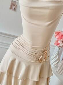 Sweetra 带层叠荷叶边下摆的低胸金属装饰吊带连衣裙 - 杏色 - 查看 5