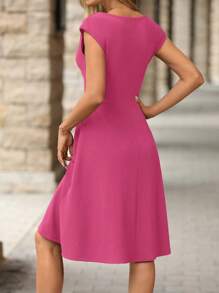SHEIN Clasi Vestido negro pequeño de primavera/verano con mangas cortas, cuello redondo, cómodo y versátil, de punto sólido negro con falda acampanada a la cintura - Rosa Fucsia - Ver 2