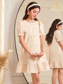 SHEIN Vestido informal holgado para niñas preadolescentes con cuello redondo, manga corta abullonada, volantes, empalme y decoración de lazo 3D, estilo minimalista elegante de color liso