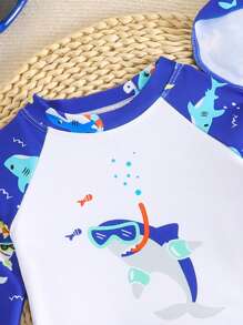 男婴泳衣 - 上衣采用固定印花设计 / 下装采用随机印花设计 + 泳帽 - 彩色 - 查看 3