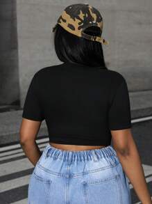 SHEIN EZwear 加大码黑色短袖印花T恤 女士夏季 复活节假期 女士假期 Y2k 春假 女士办公室 锐舞 波西米亚风 女士节日 乡村风 女士街头服饰 2000年代街头服饰 极简主义 商务休闲 毕业典礼 哥特摇滚 锐舞 女士街头服饰 牛仔竞技街头服饰 韩流 纳什维尔 嬉皮 Y2k 上衣 锐舞上衣 可爱夏季上衣 - 黑色 - 查看 2