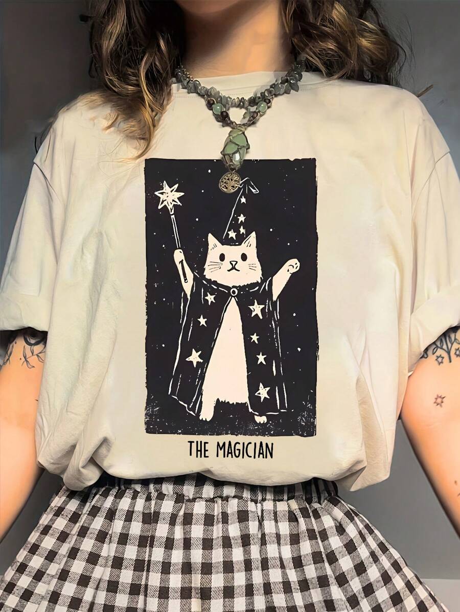 SHEIN Unity 1 chiếc áo thun thường ngày bằng polyester WhimsyCat, cổ tròn họa tiết chữ cái, vải dệt kim dài thông thường, thoải mái cho mọi mùa - Áo thun in hình The Magician - Màu be - Xem 1