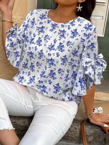 SHEIN Holidaya Camisa casual de cuello redondo con decoración de lazo, estampado aleatorio en talla grande - Azul y blanco - View 1