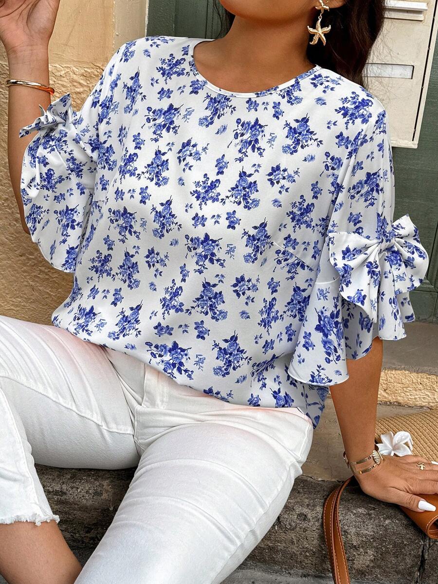 SHEIN Holidaya Camisa casual de cuello redondo con decoración de lazo, estampado aleatorio en talla grande - Azul y blanco - View 1