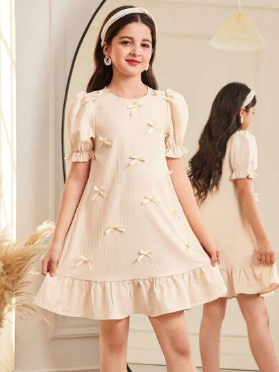 SHEIN Vestido informal holgado para niñas preadolescentes con cuello redondo, manga corta abullonada, volantes, empalme y decoración de lazo 3D, estilo minimalista elegante de color liso