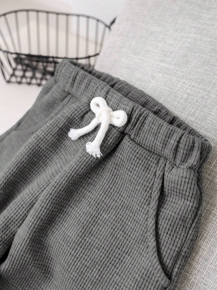 SHEIN 2 件装男婴休闲马球领短袖套头衫和长裤套装 - 深灰色 - 查看 9