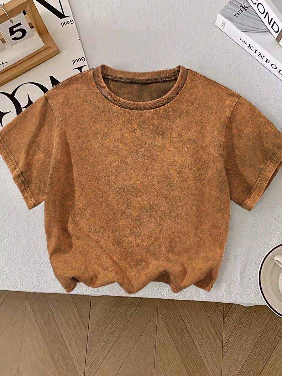 SHEIN Camiseta de manga corta de punto vaquero de cuello redondo lavada en piedra de color caqui, para niño de estilo casual de verano. Ropa de primavera/verano para niños, conjunto de ropa de calle