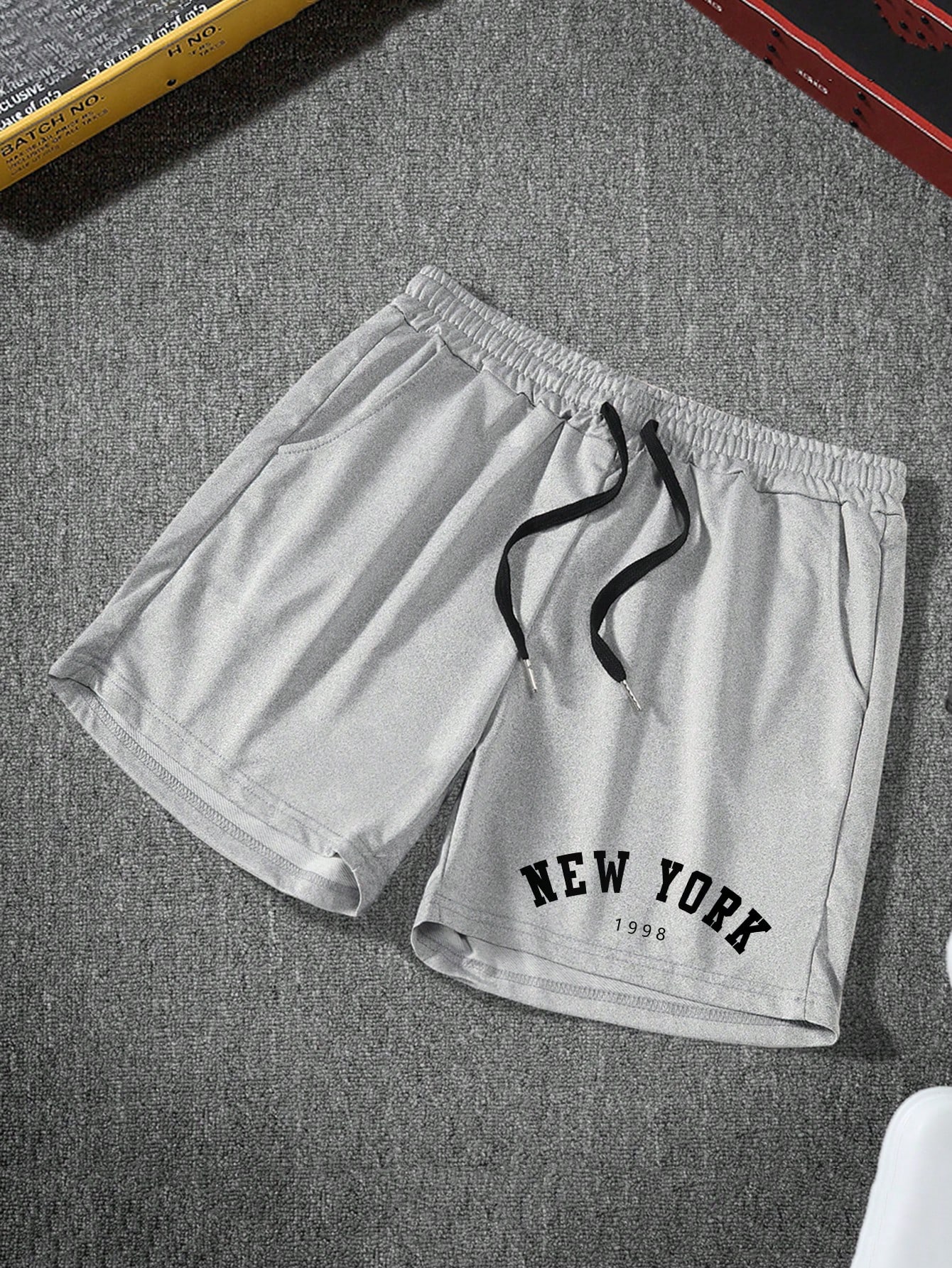 Manfinity Homme شورت كاجوال مرتفع الوسط بنقشة حروف...