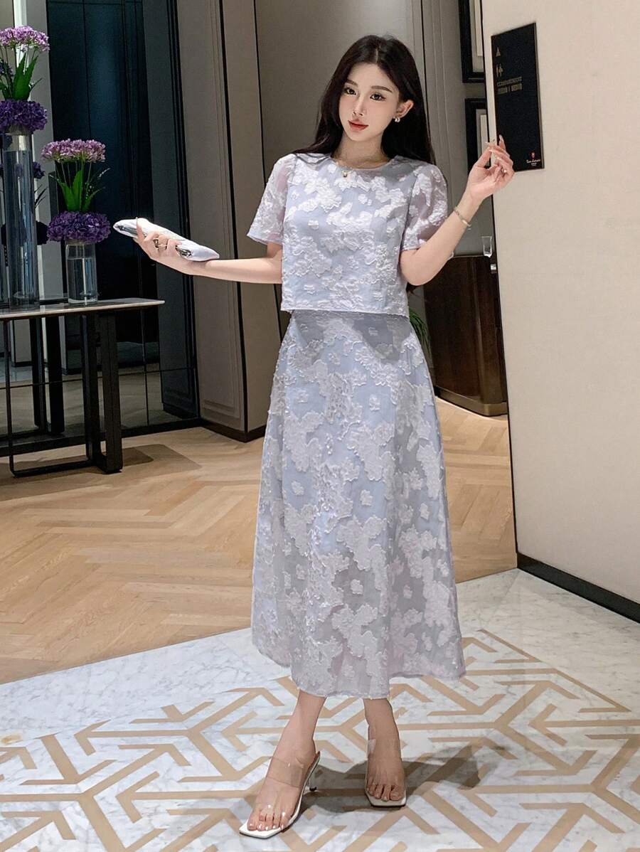 DAZY Ensemble 2 pièces pour femmes: blouse à col rond à motif floral et manches bouffantes, plus une jupe mini évasée