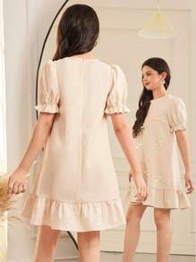 SHEIN Vestido informal holgado para niñas preadolescentes con cuello redondo, manga corta abullonada, volantes, empalme y decoración de lazo 3D, estilo minimalista elegante de color liso