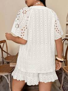 LanaWest CURVE 大码休闲日常提花镂空 V 领肩带短袖上衣和荷叶边下摆短裤 2 件套 - 白色 - 查看 2