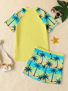SHEIN Conjunto de traje de baño de estilo informal minimalista con estampado de palmera y texto, cuello redondo y mangas cortas, para niños preadolescentes, apto para el verano