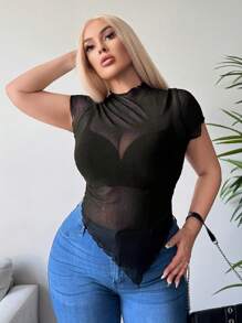 SHEIN SXY Blusa corta ajustada de talla grande para mujer, con mangas cortas, diseño en malla transparente, plisado y bajo en punta, casual y sexy, para primavera/verano