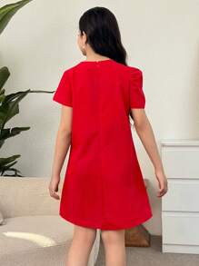 SHEIN Vestido camiseta de alta moda con pliegues y moño de manga corta en color liso para niñas preadolescentes, elegante para usar en el día a día - Rojo - Ver 2