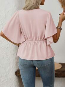 EMERY ROSE 大码女式优雅法式设计 V 领纽扣装饰腰部喇叭袖短袖衬衫，适合工作、休闲、度假、春夏季