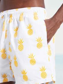 Manfinity Swimmode Pantaloni scurți de plajă pentru bărbați, cu imprimeu cu ananas, cu șnur cu talie (cu croiala asimetrică)