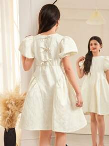 SHEIN Tween 女童优雅休闲修身 3D 刺绣蝴蝶结后腰收褶高低泡泡短袖编织刺绣连衣裙，杏色 - 杏色 - 查看 5