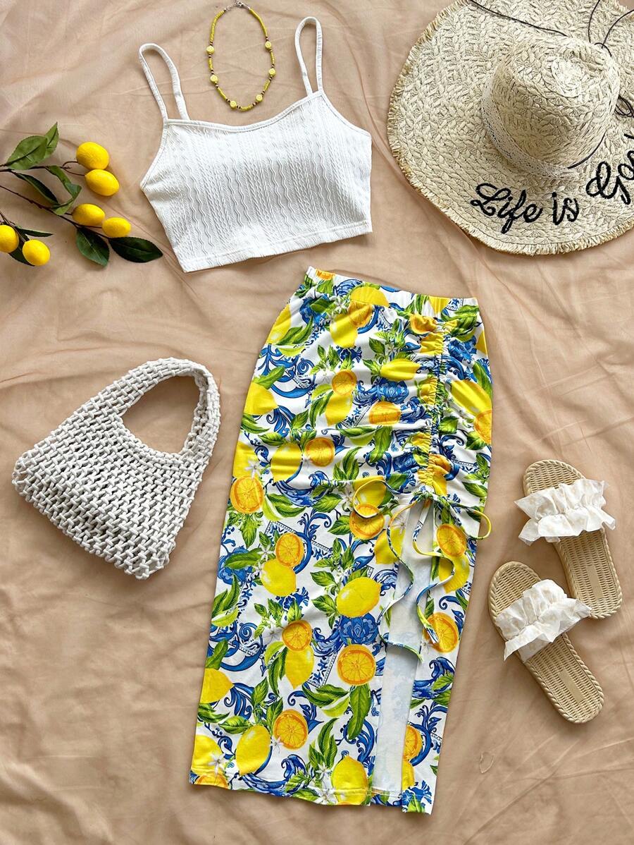 Soleia 度假风格 2 件套：白色纹理针织吊带背心和热带彩色西西里水果印花抽绳系带开衩裙