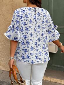 SHEIN Holidaya Camisa casual de cuello redondo con decoración de lazo, estampado aleatorio en talla grande - Azul y blanco - View 2