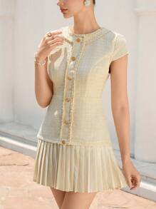 Aveloria Rosie فستان قصير نسائي ذو أكمام قصيرة ومطابق للخصر بأسلوب فرنسي عتيق أنيق، مزين بأزرار معدنية وقماش تويد في نمط رقعي، كول دائري الرقبة