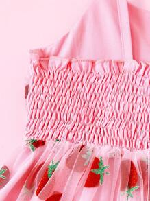 SHEIN Fată tânără, elegantă, dulce, luxuriantă, minunată, rochie de prințesă din plasă de căpșuni, potrivită pentru copiii de 4-7 ani, perfectă pentru petrecerea de aniversare, fotografie, joc costumat, activități în aer liber, stațiune de vacanță, parc tematic