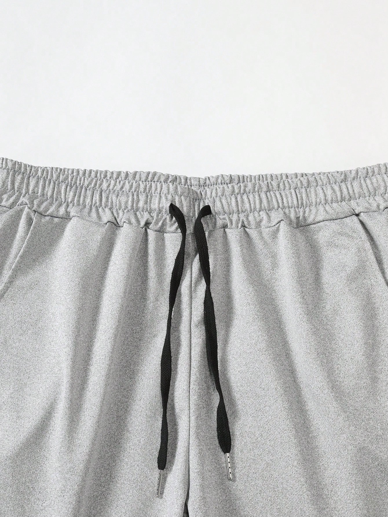 Manfinity Homme شورت كاجوال مرتفع الوسط بنقشة حروف...