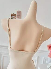 Sweetra 带层叠荷叶边下摆的低胸金属装饰吊带连衣裙 - 杏色 - 查看 4