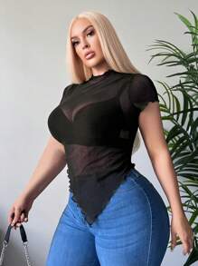 SHEIN SXY Blusa corta ajustada de talla grande para mujer, con mangas cortas, diseño en malla transparente, plisado y bajo en punta, casual y sexy, para primavera/verano