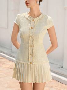 Aveloria Rosie فستان قصير نسائي ذو أكمام قصيرة ومطابق للخصر بأسلوب فرنسي عتيق أنيق، مزين بأزرار معدنية وقماش تويد في نمط رقعي، كول دائري الرقبة