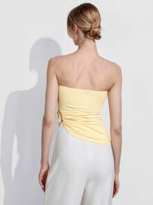 Lumivelle 女士百搭夏季短款上衣，采用褶皱设计，金属扣装饰和不对称下摆 - 黃色 - 查看 2