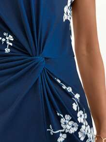 SHEIN Clasi 夏季优雅女士花卉印花扭纹开衩短袖收腰修身连衣裙，适合各种场合，日常通勤、居家、旅游等 - 藍白色 - 查看 5