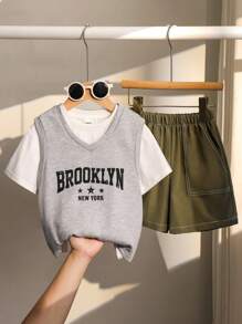 3 件套年轻男孩休闲运动度假装：卡其色字母印花 V 领背心、白色圆领短袖 T 恤、黑色撞色条纹抽绳腰部工装短裤