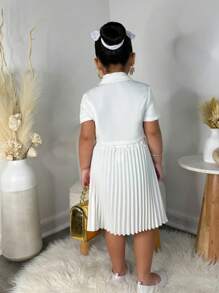 SHEIN Conjunto de look casual de moda para niña - Chaqueta de cárdigan de manga corta de unicolor y falda plisada - Blanco - Ver 2