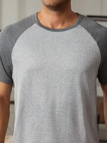 Manfinity Underwear&Sleepwear Basics Set de 2 piezas de ropa de descanso para hombre con Top de mangas raglán a color y pantalones cortos