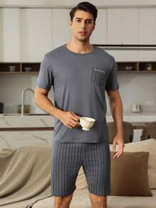 Manfinity Underwear&Sleepwear Basics Set de pijama para hombre con 2 piezas: top de manga corta cuello redondo con estampado de rayas y pantalones cortos