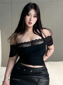Dazy Plus Top sexy de manga corta con encaje de contraste y unicolor talla grande, top corto para mujeres, top hombros descubiertos
