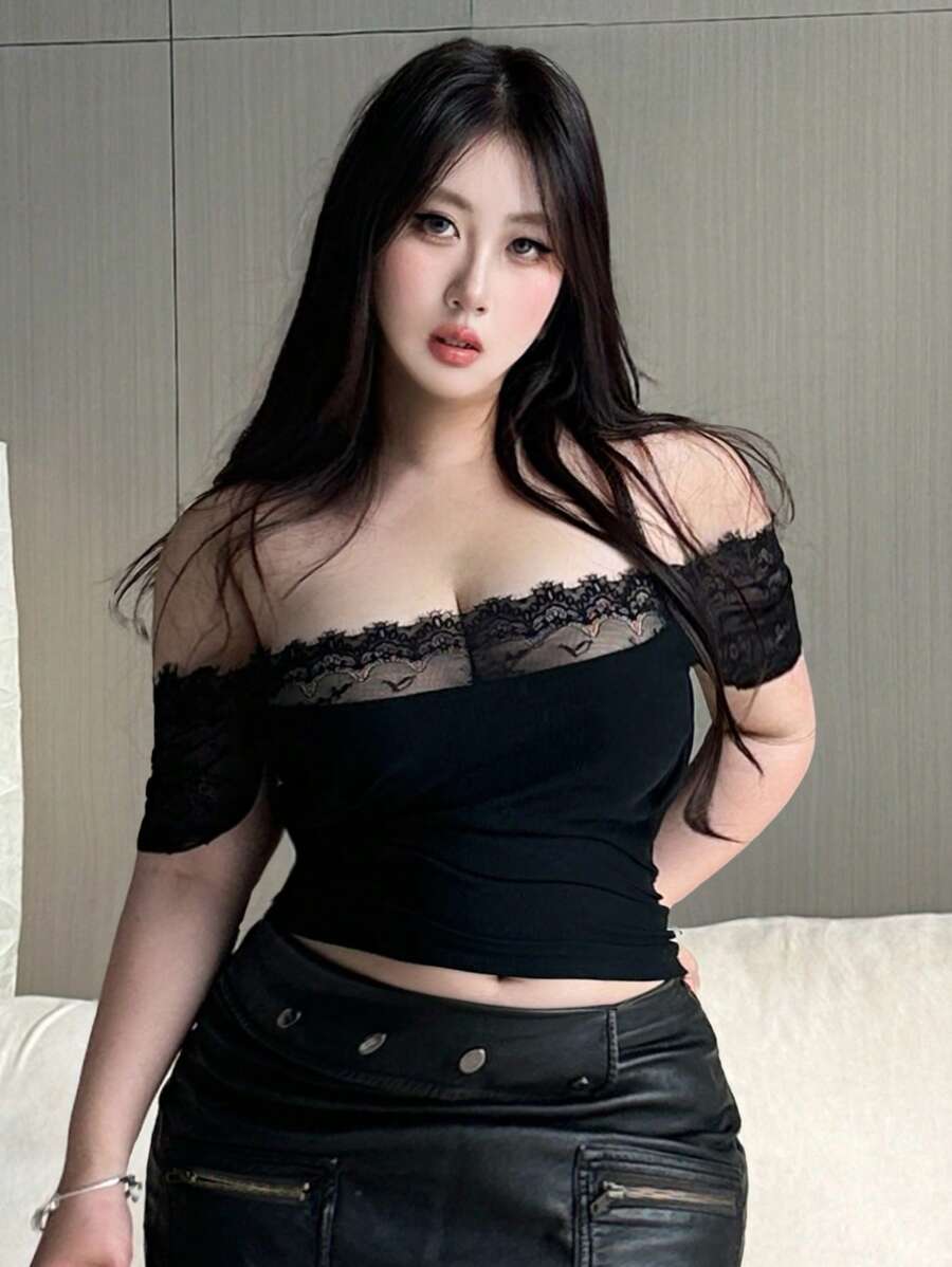 Dazy Plus Top sexy de manga corta con encaje de contraste y unicolor talla grande, top corto para mujeres, top hombros descubiertos