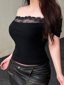 Dazy Plus Top sexy de manga corta con encaje de contraste y unicolor talla grande, top corto para mujeres, top hombros descubiertos