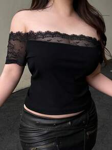Dazy Plus Top sexy de manga corta con encaje de contraste y unicolor talla grande, top corto para mujeres, top hombros descubiertos